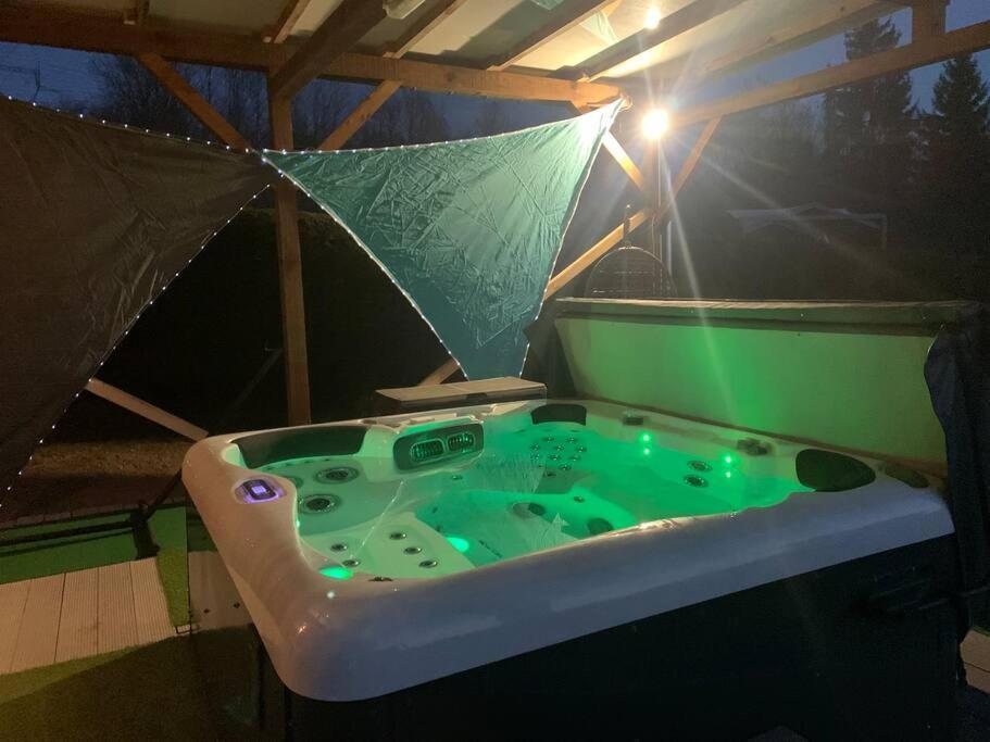 Chalet 2 Personnes Avec Jacuzzi Et Piscine Saisonniere Partagee Corcieux 외부 사진