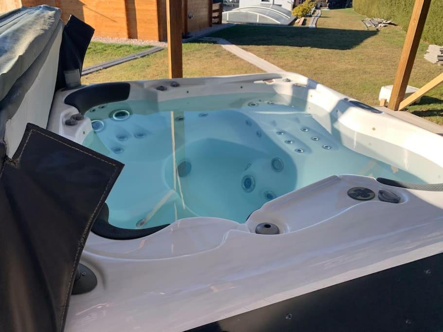 Chalet 2 Personnes Avec Jacuzzi Et Piscine Saisonniere Partagee Corcieux 외부 사진
