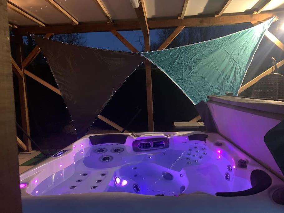 Chalet 2 Personnes Avec Jacuzzi Et Piscine Saisonniere Partagee Corcieux 외부 사진
