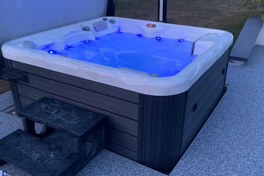 Chalet 2 Personnes Avec Jacuzzi Et Piscine Saisonniere Partagee Corcieux 외부 사진