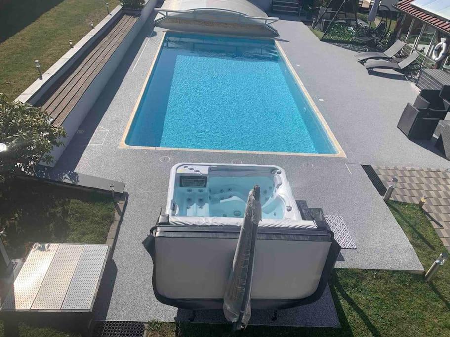 Chalet 2 Personnes Avec Jacuzzi Et Piscine Saisonniere Partagee Corcieux 외부 사진